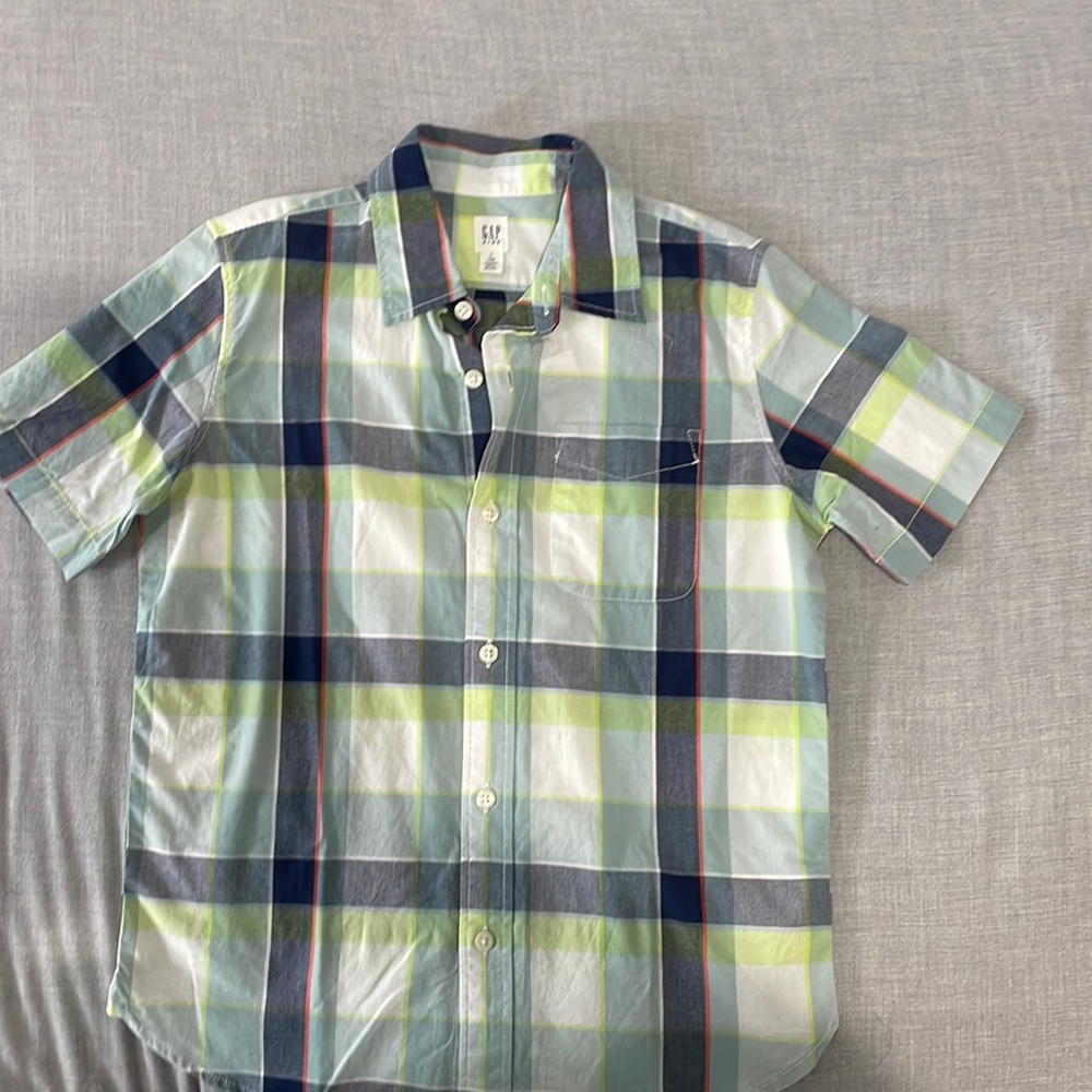 Gap boys size L (10) short sleeve button down. New with tags.